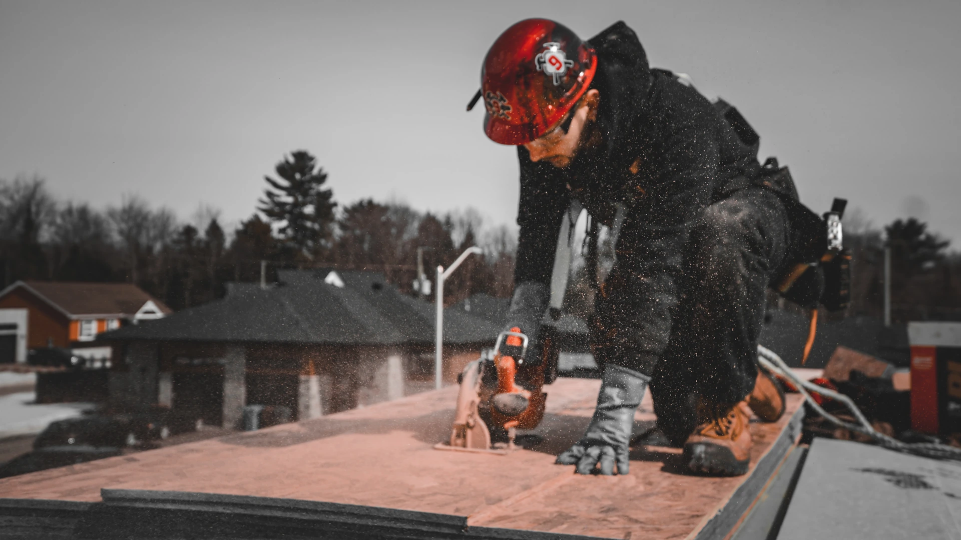 Travailleur sur toit, chantier Montminy Bourassa